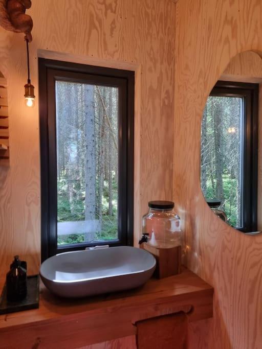 Отель Treetop Ekne - Hytte I Skogen Med Hengebru Левангер Экстерьер фото